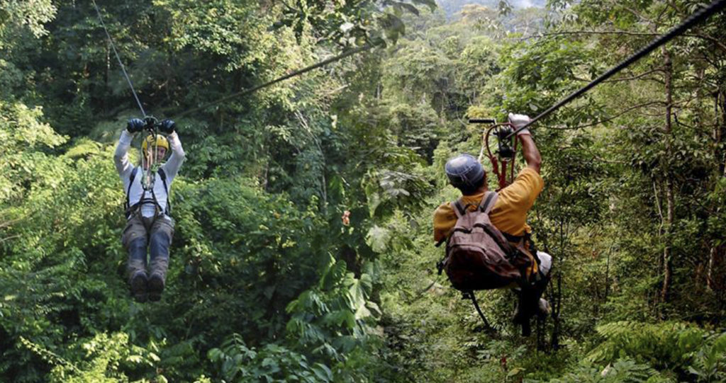Dos personas en un canopy sobre la selva