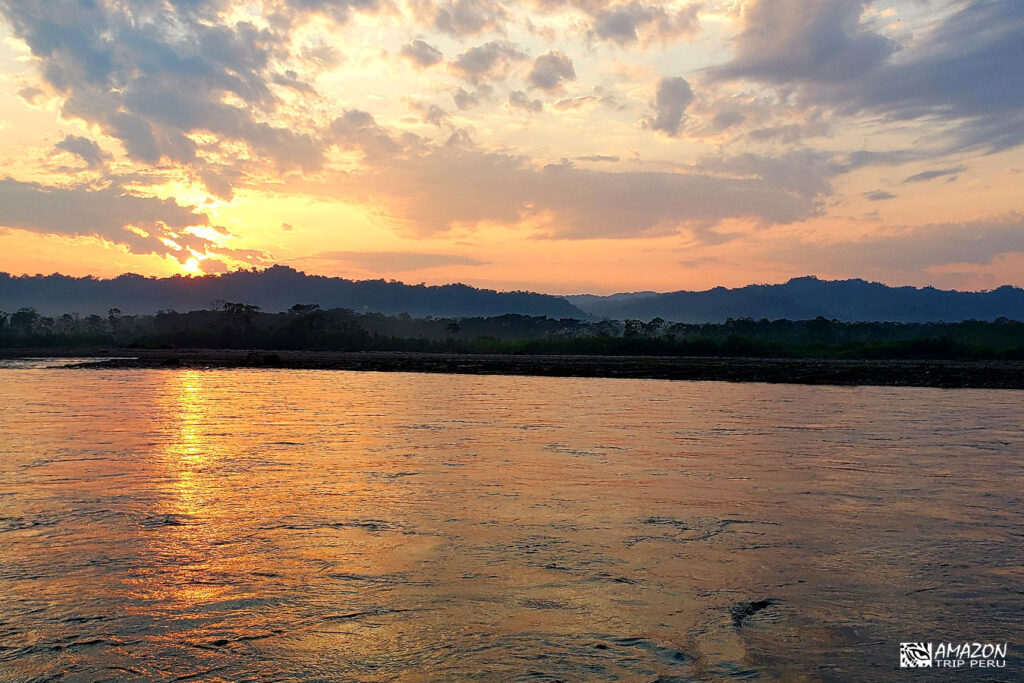 Atardecer sobre el río en el Manu
